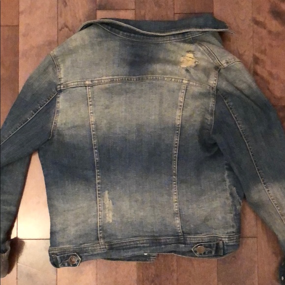 Medium wash distressed denim jacket! - Picture 4 of 4